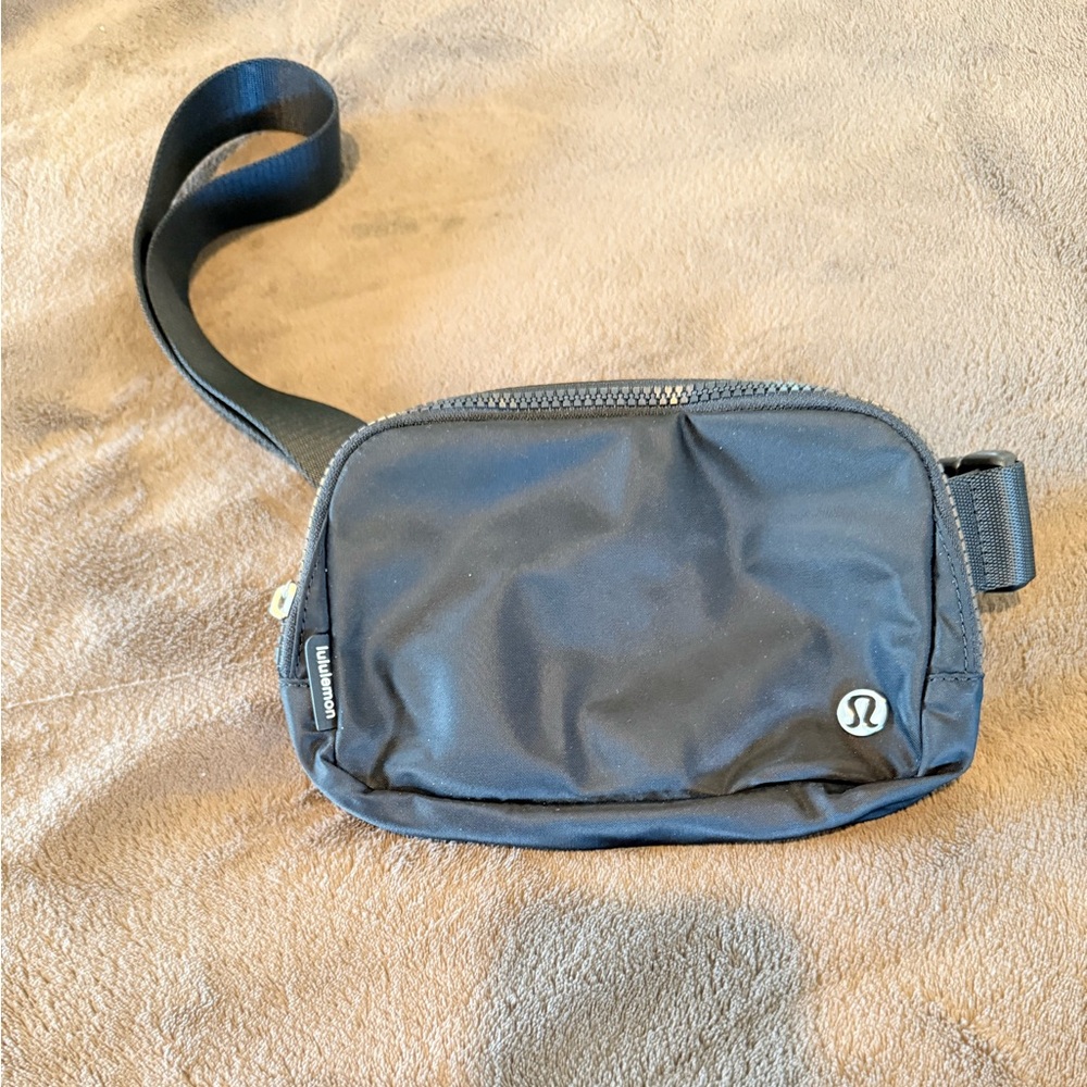 Lululemon belt bag black